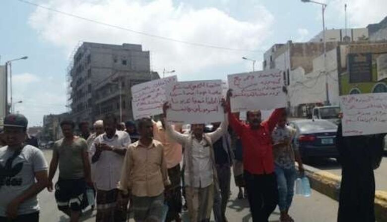 دعوات للإحتجاج في عدن .. هل تسرق التجاذبات السياسية امال الناس بالتغيير؟