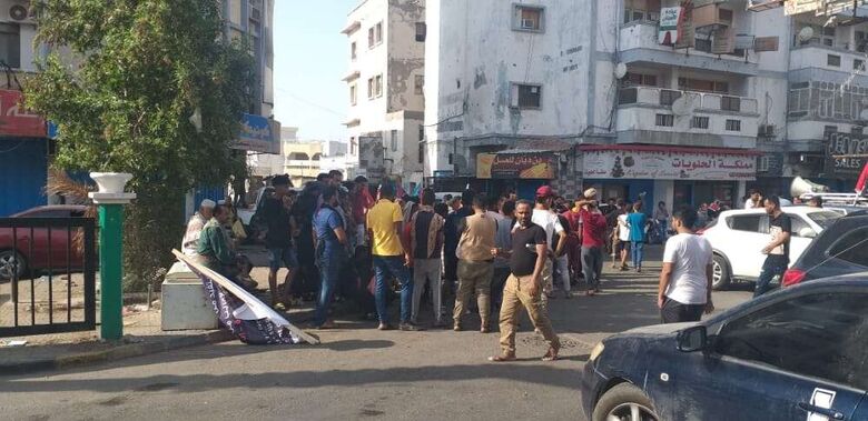 انقسام وهتافات متضادة في أول تظاهرة بإصلاح الخدمات في عدن