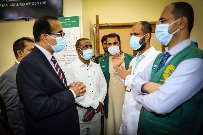 وزير الصحة والسكان اليمني يشيد بدعم مركز الملك سلمان للإغاثة للقطاع الصحي اليمني