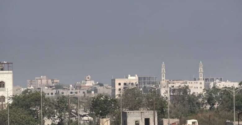 مليشيات الحوثي تجدد قصفها على مدينة حيس بالأسلحة الثقيلة