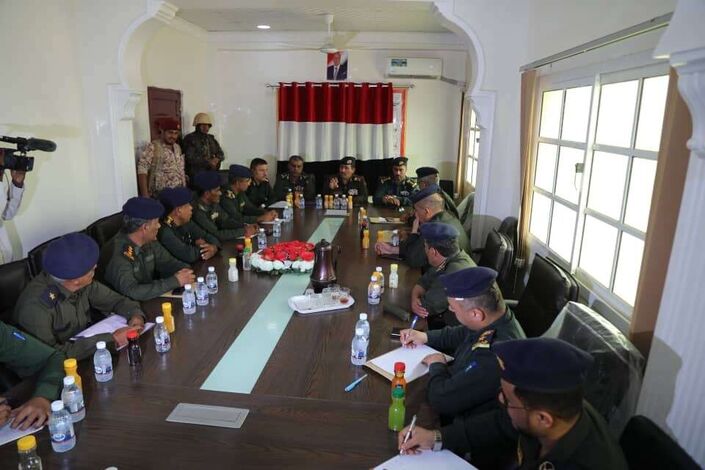 وزير الداخلية يترأس اجتماعاً موسعاً بمدارء الأمن والشرطة بمديريات محافظة المهرة