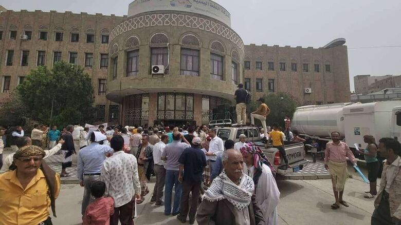 متظاهرون يقتحمون مبنى محافظة تعز