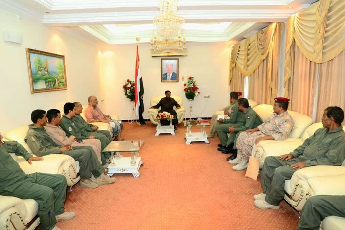 محافظ حضرموت يلتقي سرب الطيران العمودي التابع لقيادة المنطقة العسكرية الأولى