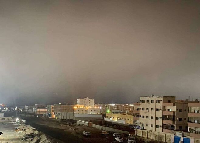 في واقعة نادرة.. ضباب يغطي سماء محافظة عدن