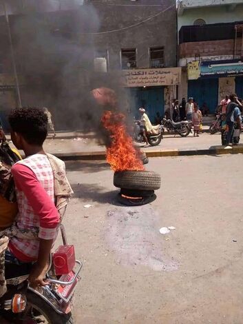 مواطنون يقطعون الطرقات بمدينة زنجبار بأبين (صور)