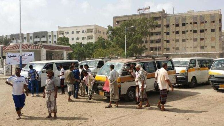 في ظل الظروف الصعبة.. ارتفاع سعر أجرة النقل في عدن يضاعف معاناة الناس(تقرير)