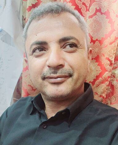 صحفي يطالب مديرا أمن المحافظة والمديرية بمصادرة مواد الإغاثة من سوق مدينة لودر