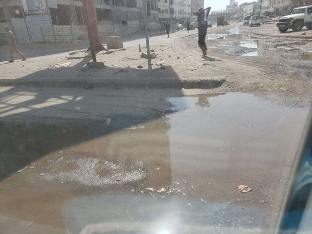 مواطنون يشكون طفح مياه الصرف الصحي في الشارع الرئيسي بخط التسعين بالمنصورة