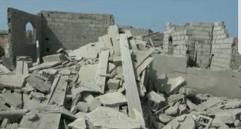 قصف حوثي يتسبب بتدمير عدد من منازل المواطنين في حي منظر جنوب الحديدة