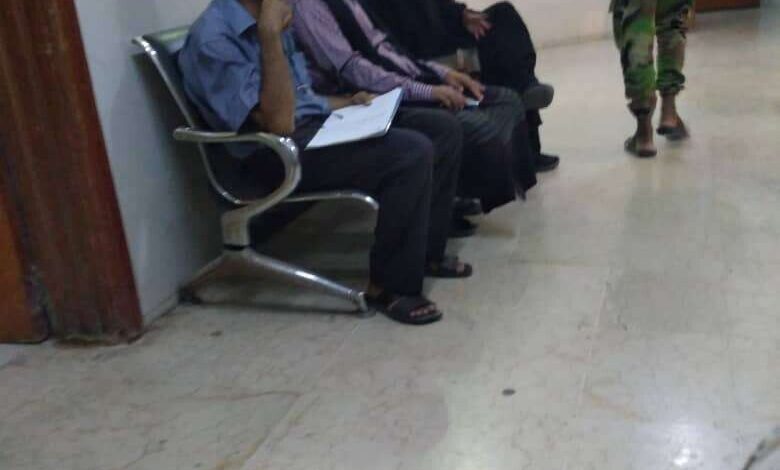 مواطنون بعدن يشكون عدم تواجد موظفي مكتب وزارة الصحة أثناء العمل