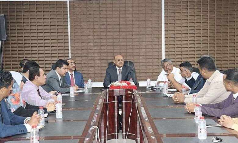 محافظ البنك المركزي يناقش مع البنوك اليمنية جهود إعادة تعاملاتهم مع البنوك الإقليمية والدولية