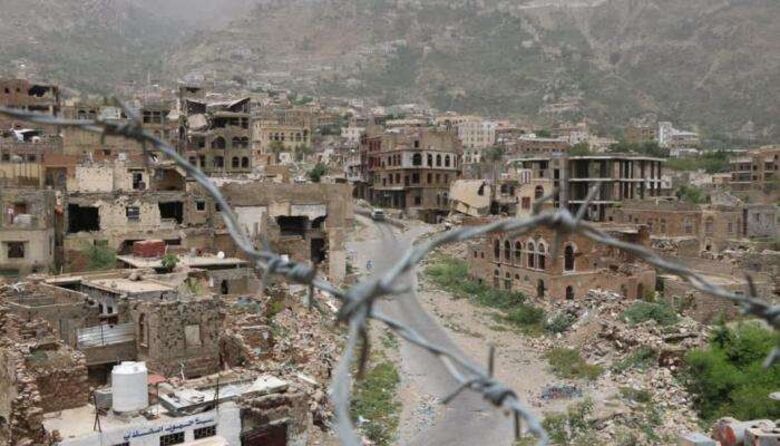 مسؤول حكومي: الحوثي يريد إغلاق آخر شريان يتنفس منه أبناء تعز