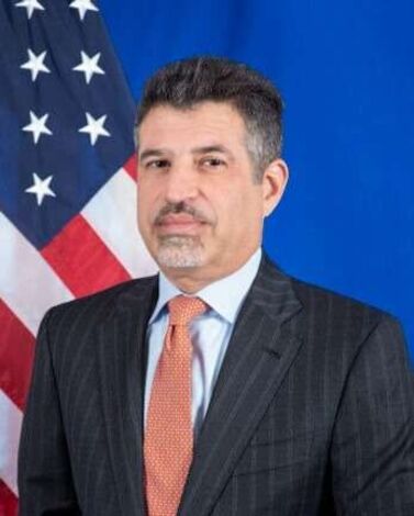 السفير الأمريكي يعرب عن قلقه من هجوم الحوثي على الضباب