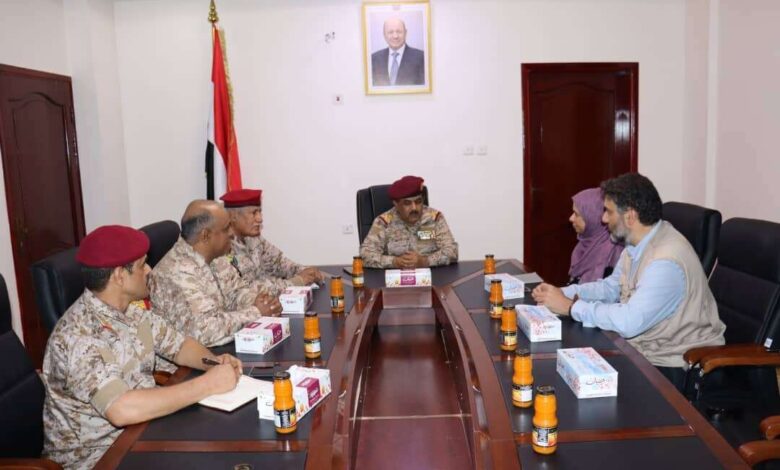 وزير الدفاع يشيد بالتدخلات الانسانية للصليب الاحمر في اليمن