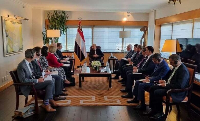 رئيس مجلس القيادة الرئاسي يبحث مع وزير الخارجية الاميركي مستجدات الوضع اليمني