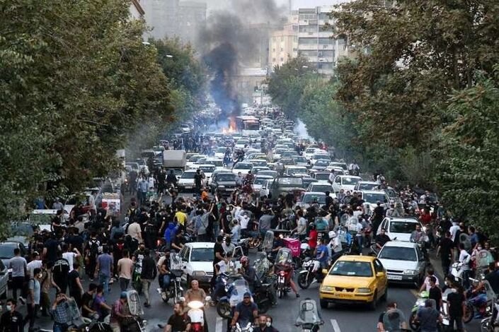 رقعة احتجاجات شعبية تتسع في إيران والسلطات ترد بالمزيد من القمع