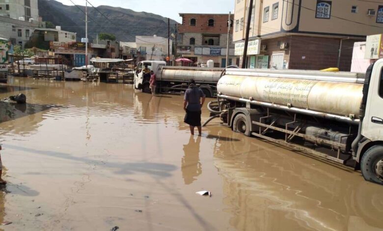 شفط مياه الأمطار من منطقة صلاح الدين بعدن