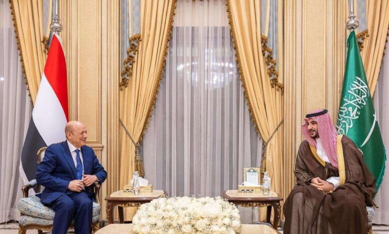 رئيس مجلس القيادة يبحث مع وزير الدفاع السعودي مستجدات الوضع اليمني