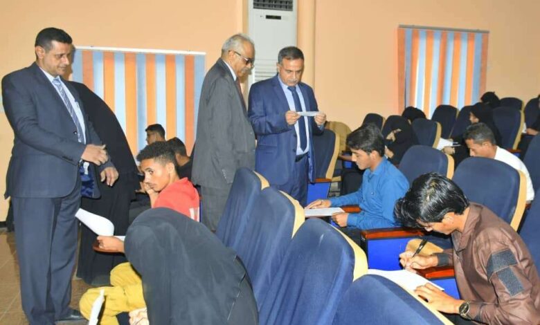 رئيس جامعة عدن يدشن امتحانات المفاضلة للسنة التحضيرية لطلاب طب الأسنان