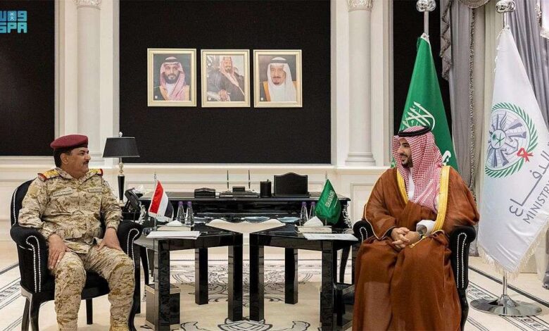 وكالة الأنباء السعودية: لقاء يجمع بين خالد بن سلمان ووزير الدفاع اليمني لمناقشة المتغيرات المحتملة