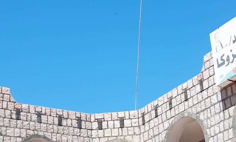رفع علم دولة حضرموت أعلى مباني حكومية بشبوة
