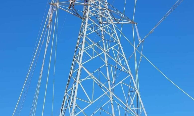 البدء في إصلاح خطوط الكهرباء المتضررة من الاشتباكات في مأرب