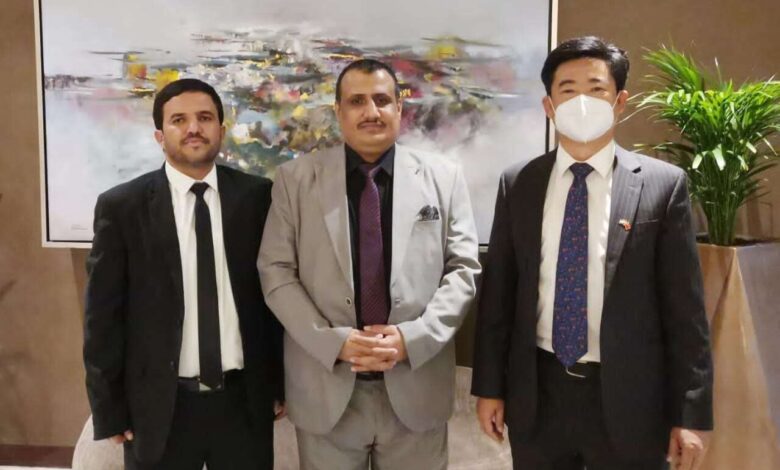 سفير الصين لدى اليمن: يؤكد دعم بلاده للحكومة الشرعية، ودعم مركز البحر الأحمر اليمني وربطه بمراكز الأبحاث والدراسات في بكين.