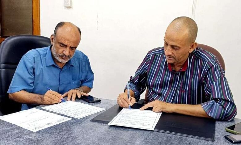 توقيع اتفاقية توزيع سلال غذائية لموظفي مؤسسة المياه والصرف الصحي بعدن بدعم من محافظ عدن