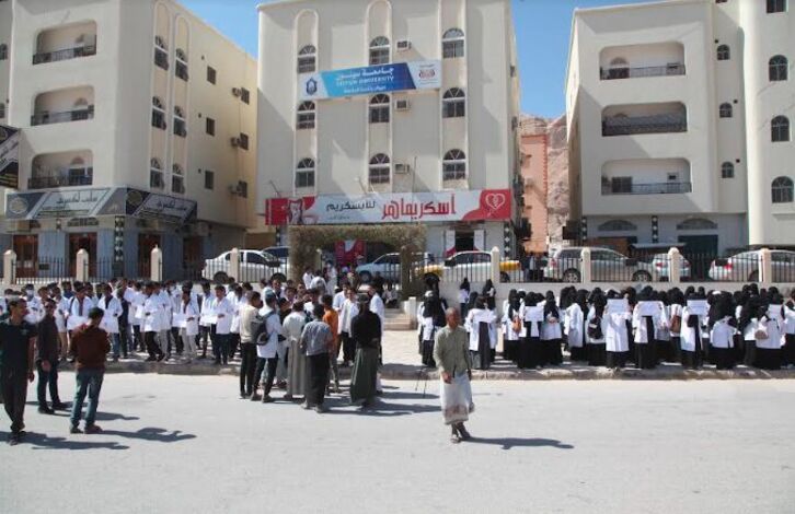 طلاب طب سيئون ينفذون وقفة احتجاجية ويعلنون الإضراب
