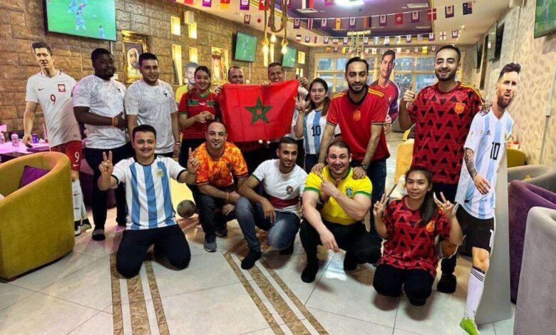 مطعم سقطرى في دبي يتزين باللون الأحمر عند انطلاق مباراة المغرب وفرنسا