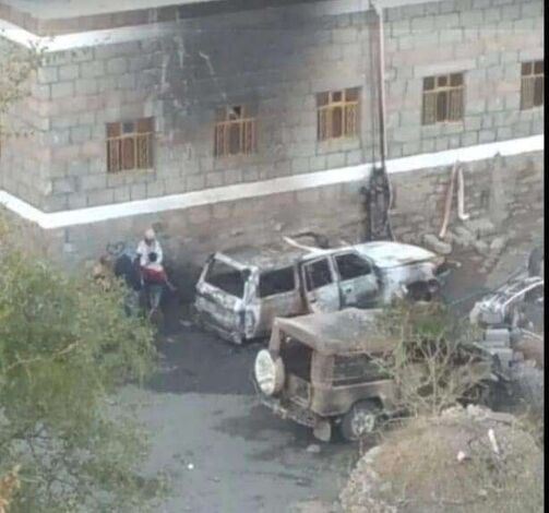 مجهولون يضرمون النار في سيارات تابعة لمواطن في يافع