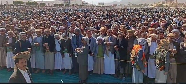 الآلاف يشيعون جثمان الفقيد صادق الأحمر في صنعاء