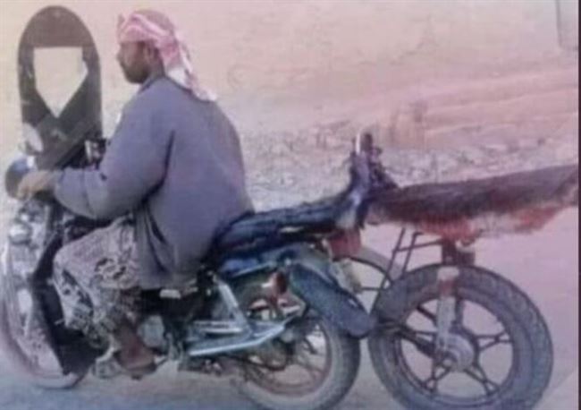مواطن يمني يوسع دراجته النارية بشكل لافت لاستيعاب راكب إضافي