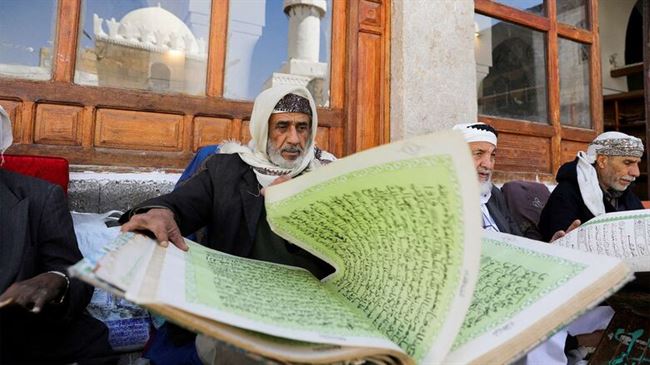 تجليد المصاحف والكتب.. عمل ينتعش في اليمن خلال شهر رمضان