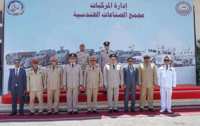 وزير الدفاع يزور كلية الأركان ومجمع الصناعات في القاهرة