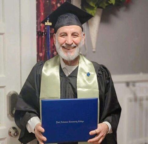 رغم كبر سنه.. سبعيني يمني يحصل على الشهادة الجامعية في امريكا