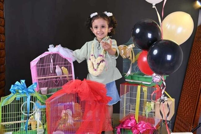 تضامن شعبي وهدايا كثيرة لطفلة يمنية اكل القط عصافيرها